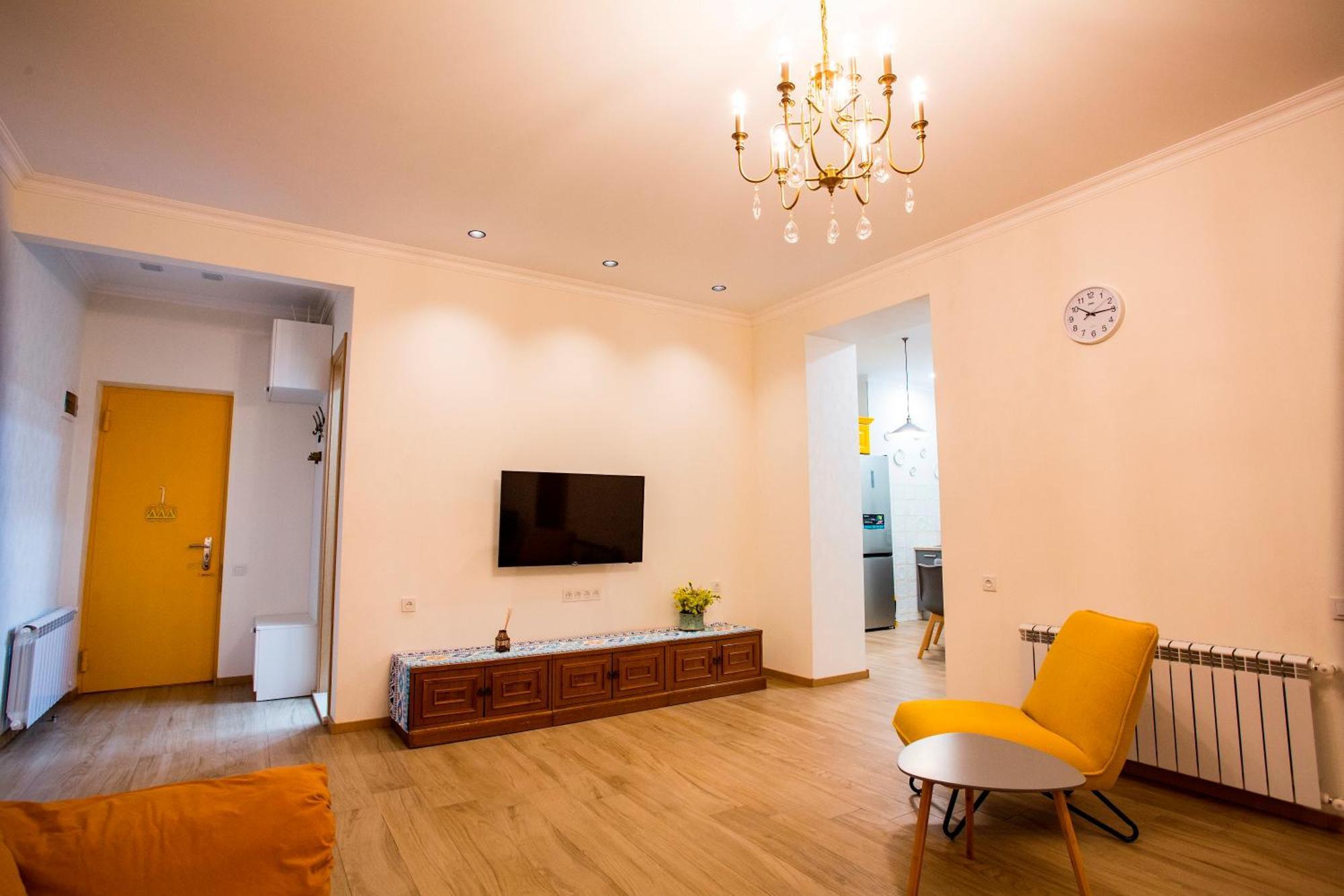 Yellow Apartment In Avlabari 第比利斯 外观 照片