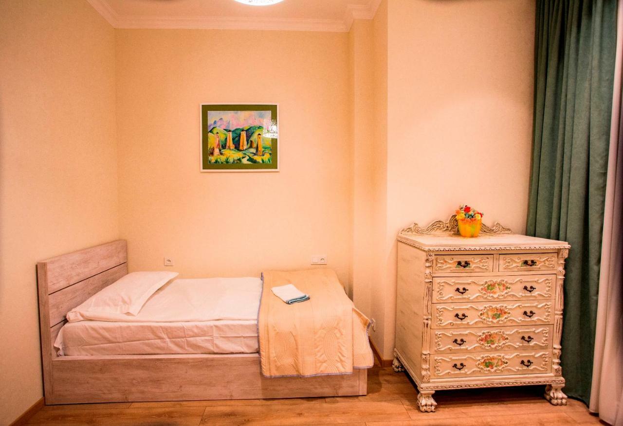 Yellow Apartment In Avlabari 第比利斯 外观 照片