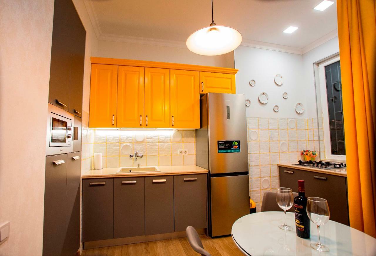 Yellow Apartment In Avlabari 第比利斯 外观 照片